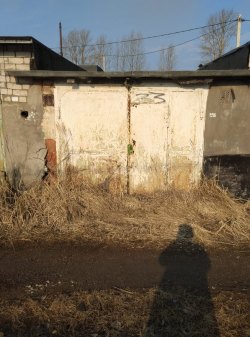 1/2 доли гаража, расположенного на 1/2 доли земельного участка в Новгородской области