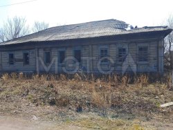 1/2 доля здания и 1/2 доля земельного участка в Красноярском крае 