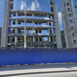Доля в размере 63/204 в праве общей долевой собственности в земельном участке и нежилые помещения